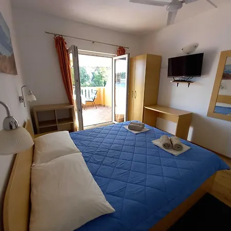 One-bedroom With Terrace דירה *